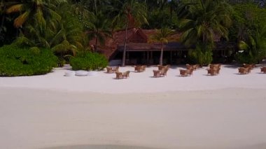 Mavi okyanus ve beyaz kumlu arka planda güzel bir sahil tatili olan hava aracı gökyüzü.