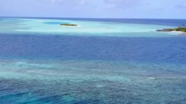 Şeffaf deniz kıyısında beyaz kumlu arka planda mükemmel sahil yolculuğunun insansız hava aracı manzarası