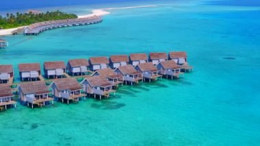 Mükemmel sahil sahili sahil saatinin hava aracı doğası. Mavi deniz kenarında, beyaz kum arka planda.