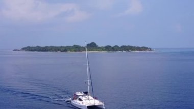 Aqua blue sea ve parlak kumlu arka plandan tropikal sahil maceralarının hava aracı turizmi