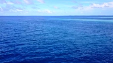 Mavi göl kıyısında cennet gibi bir sahil tatili ve temiz kumlu bir zemin.