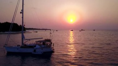 Deniz kıyılarının havadan görünen sahili beyaz kumlu arka planlı mavi lagün tarafından yıkılıyor.