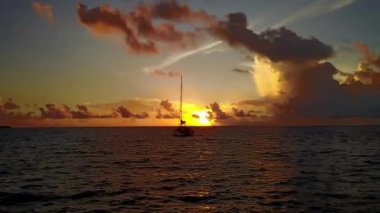 Güzel deniz kıyısı gökyüzü, beyaz kumlu arka planlı mavi deniz kenarında tatil.