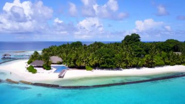 İnsansız hava aracı gökyüzü masmavi deniz kenarında beyaz kum arka planlı cennet gibi bir sahil macerası