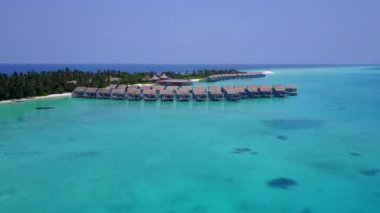 Mükemmel sahil sahili havası temiz kumlu arka planla berrak okyanusu aşıyor.