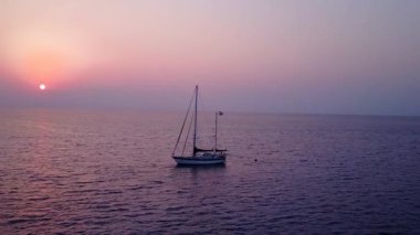 Sakin turist sahil yaşam tarzının insansız hava aracı görüntüsü beyaz kum arka planlı mavi deniz kenarında