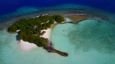 Tropikal ada sahil yaşam tarzının hava aracı doğası. Şeffaf deniz tarafından, beyaz kum arka planlı.