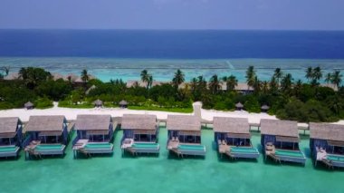 Mavi okyanus kıyısındaki sahil şeridinin hava aracı deniz manzarası ve temiz kum arka planı.