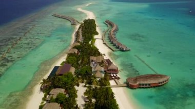 Şeffaf okyanus ve beyaz kumlu arka planda egzotik lagünün insansız hava manzarası.