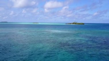 Mavi yeşil deniz ve beyaz kumlu arka planda lüks turist plajı yolculuğunun insansız hava aracı soyutlaması