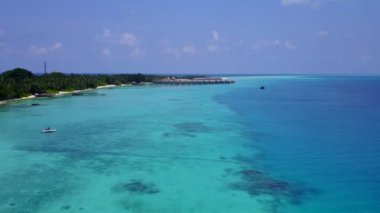 Beyaz kumlu arka planda şeffaf deniz kıyısında egzotik sahil saatinin hava turizmi