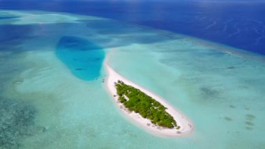 Beyaz kum arka planlı mavi okyanus tarafından güzel sahil saatinin hava aracı dokusu.
