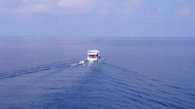 Deniz adası plajının hava turizmi sığ deniz ve beyaz kumlu zemin tarafından yıkılıyor.