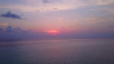 Mükemmel körfez sahil yaban hayatının mavi deniz ve beyaz kum arka planındaki hava aracı turizmi.