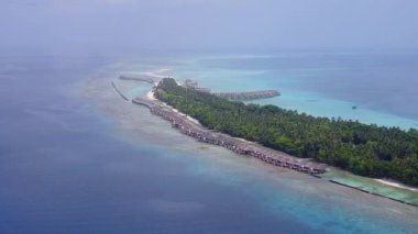 Cennetin havadan görünüşü turist plajı zamanı mavi göl ve beyaz kum arka planı