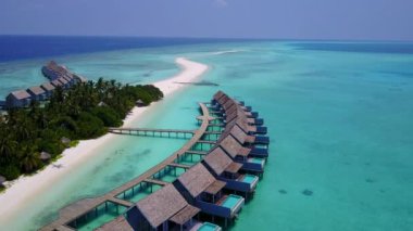 Deniz manzaralı gevşetici hava turizmi. Temiz arka planda mavi yeşil bir göl.