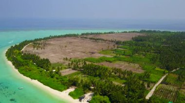 Açık deniz ve beyaz kumlu arka planda güzel deniz kıyısı tatilinin insansız hava aracı soyutlaması