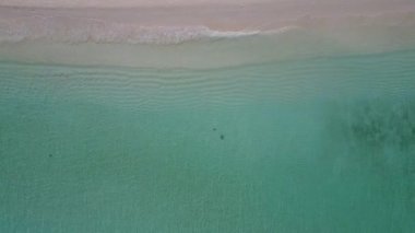 Mavi yeşil deniz ve parlak kumlu arka planda tropikal sahil seyahatinin havadan doğası