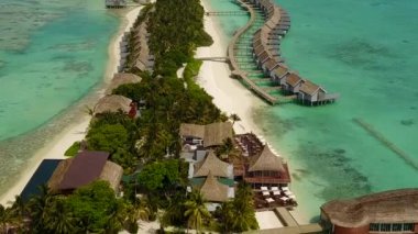 Gökyüzü insansız hava aracı dokusu, beyaz kumlu arka planlı, berrak deniz kenarında, cennet gibi bir sahil macerası.