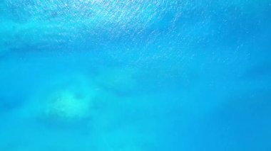 Lüks lagünün insansız hava aracı panoraması. Beyaz kum arka planlı mavi lagünün oradaki vahşi yaşam alanı.