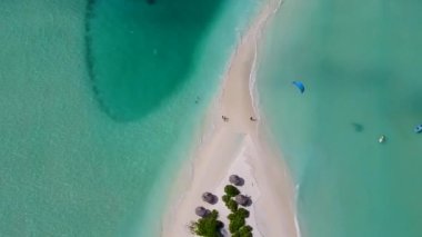 Deniz kıyısı sahil tatilinin insansız hava aracı panoraması beyaz kum arka planlı mavi deniz kıyısında.