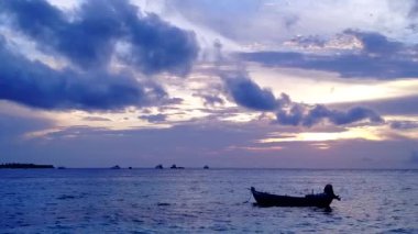 Rahatlatıcı ada sahil tatilinde sığ su ve beyaz kum arka planıyla yapılan hava aracı yolculuğu.