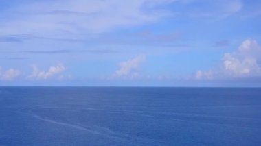 Sakin adanın mavi okyanus ve beyaz kum arka planındaki deniz yolculuğunun hava manzarası.