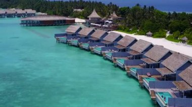 Lüks sahil şeridinin gökyüzü. Mavi deniz kıyısında, beyaz kumlu arka planda.