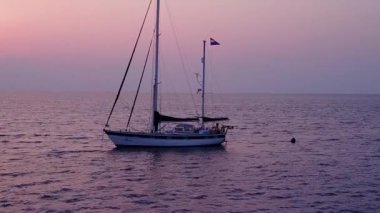 Mavi yeşil deniz ve beyaz kumlu arka planda egzotik deniz kıyısı yaban hayatının hava turizmi
