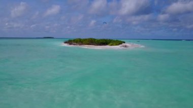 Gökyüzü manzaralı cennet sahili beyaz kumlu arka planlı mavi deniz kıyısında.