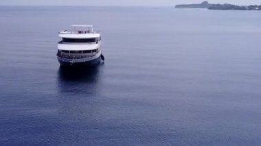 Tropikal sahil yaban hayatının beyaz kum arka planlı mavi okyanus tarafından hava yolculuğu.