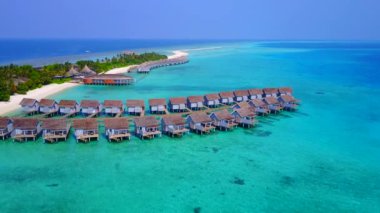 Turkuaz su ve beyaz kumlu arka planda güzel turist plajı manzarası.