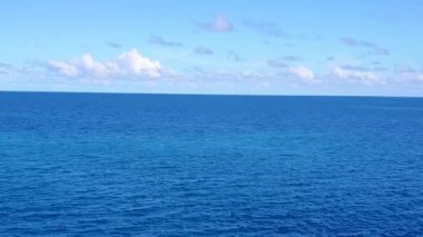 Gökyüzü insansız hava aracı dokusu. Beyaz kumlu arka planlı sığ okyanus kıyısı yolculuğu.