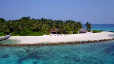 Sakin deniz manzaralı, deniz manzaralı, beyaz kum arka planlı, mavi okyanus kıyısında bir hava aracı.