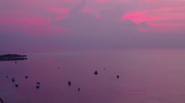 Gökyüzü deniz manzaralı cennet lagünü plaj tatili mavi deniz kenarında beyaz kumlu arka plan