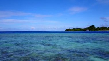 Gökyüzü drone deniz manzarası. Gökyüzü mavisi deniz ve temiz kumlu arka plan.