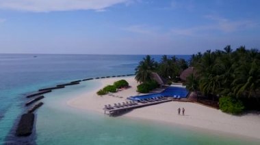 Beyaz kum zeminli temiz bir lagünün tropikal turist plaj yolculuğunun insansız hava aracı dokusu