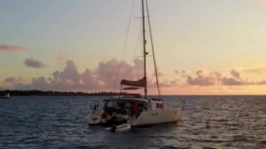 Turkuaz deniz ve beyaz kum arka planıyla lüks ada sahil yolculuğunun hava manzarası.