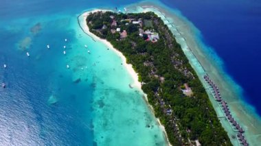 Mavi okyanus kıyısındaki güzel göl manzarası ve temiz kum arka planı.