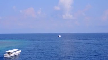 Mavi yeşil lagünün beyaz kum zeminli güzel sahil kıyısı yaşam tarzının insansız hava aracı turizmi