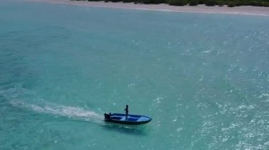 Mavi yeşil deniz ve beyaz kum arka planında deniz kıyısı gezisinin insansız hava aracı manzarası