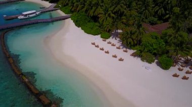 Mavi yeşil deniz ve beyaz kumlu arka planda cennet gibi sahil yaşam tarzının hava aracı dokusu