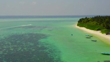 Mükemmel körfez plajının hava manzaralı turizmi beyaz kum zeminli mavi lagün tarafından yıkılıyor.
