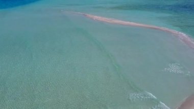 Turkuaz lagün ve beyaz kum arka planından Cennet Körfezi sahil yaşam tarzının insansız hava aracı manzarası