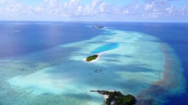 Beyaz kumlu arka planlı mavi okyanus kıyısındaki tropikal lagün plaj yolculuğunun drone deniz manzarası