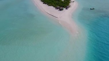 Güzel tatil köyü gökyüzü mavi deniz ve beyaz kum arka planı ile deniz yolculuğu