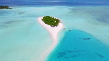 Mavi okyanus ve beyaz kumlu arka planda deniz tatil beldesinin hava aracı gökyüzü.
