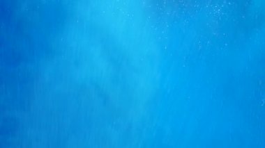 Tropikal tatil beldesinin insansız hava aracı doğası beyaz kumlu arka planlı mavi yeşil deniz tarafından kırılıyor.