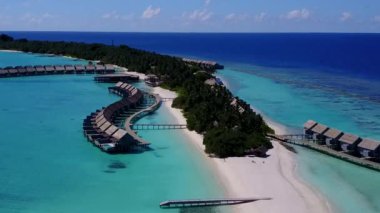 Beyaz kumlu arka planlı mavi deniz kenarında güzel körfez kumsalı tatilinin insansız hava aracı doğası.