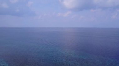 Mavi su ve beyaz kum arka planında egzotik körfez plajı tatilinin hava aracı panoraması.